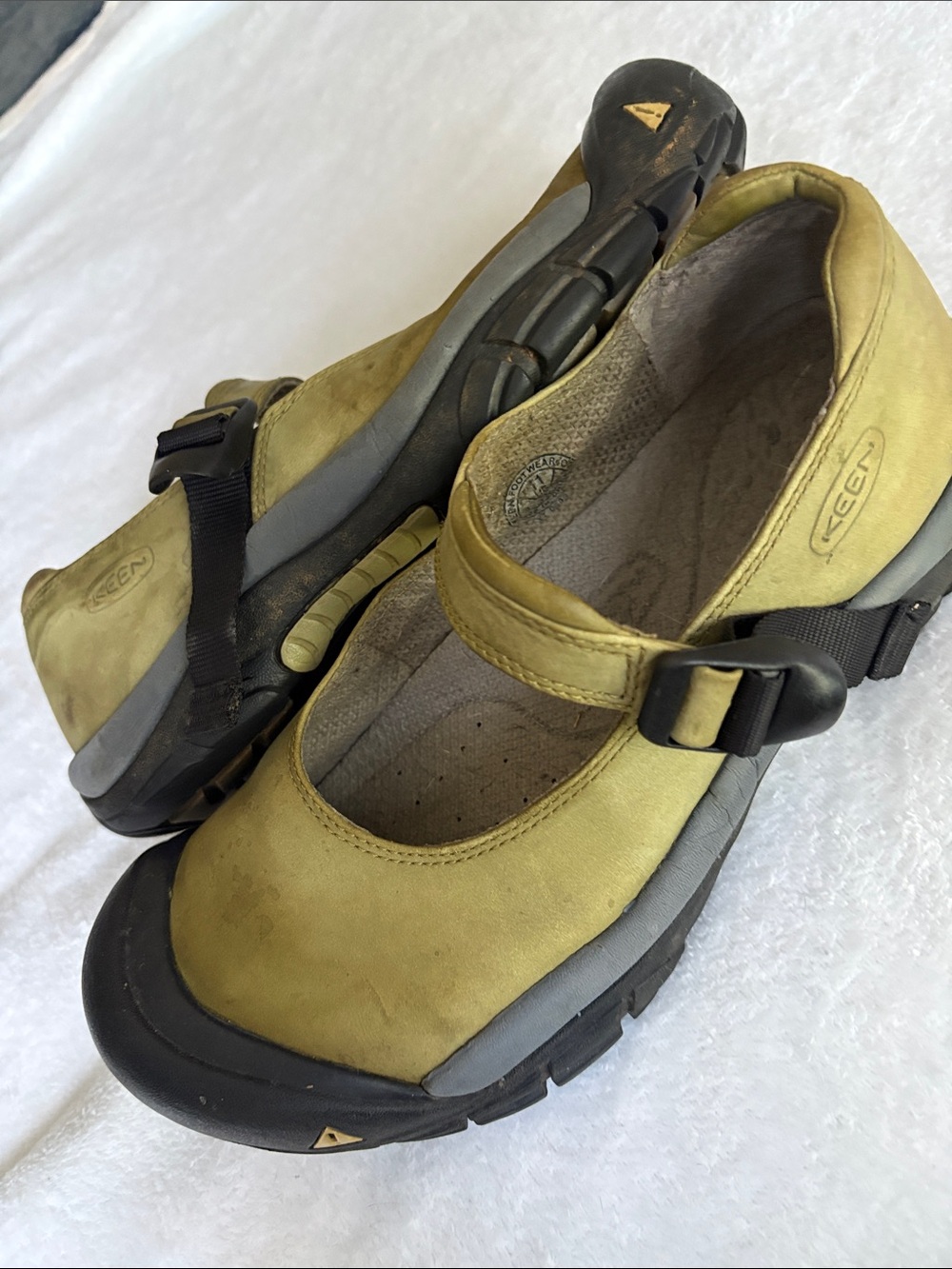 Vintage KEEN Women’s size 11 olive green 
Washable leather padded ankle & strap